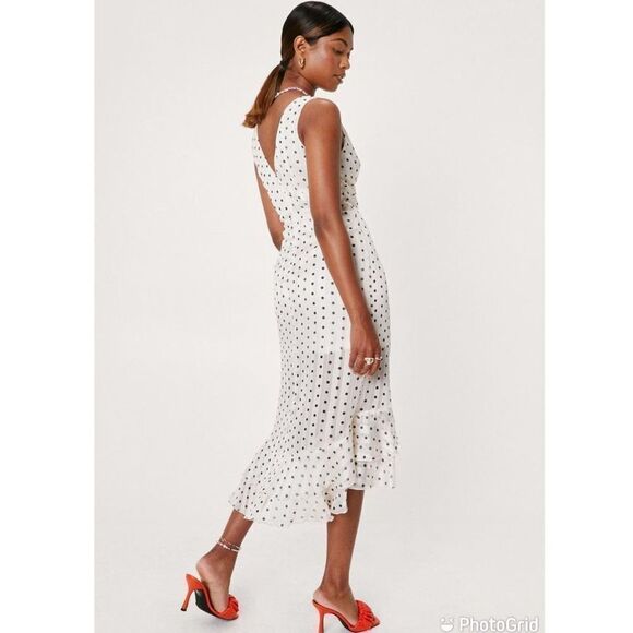Nasty Gal Spotty Plunge Ruffle Front Maxi Tea Dress - Picture 4 of 12